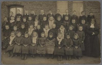 Priester Poppeschool Elversele laagste klas ca. 1909