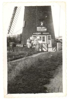 Familie Smet bij de molen van Doel