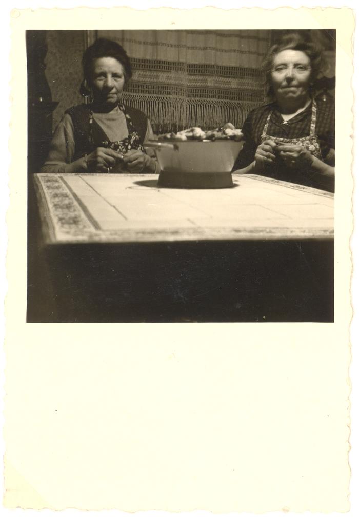 Twee dames aan tafel