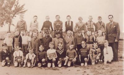 Klasfoto Gemeenteschool Waasmunster, eerste leerjaar,1954-1955