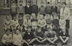 Klasfoto van de 3de kleuterklas in 1967-1968 van de jongensschool in Waasmunster 