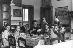 Klasfoto juffrouw Martha Van de Vijver huishoudschool Sinaai 1953 