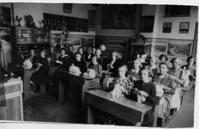 Klasfoto zuster Adeline meisjesschool Sinaai 1940