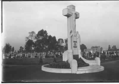 De begraafplaats van Burcht (8): monument gesneuvelden