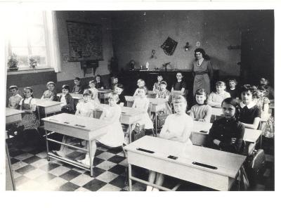 Priester Poppeschool, lagere meisjesschool : klasfoto uit 1961 - 1962