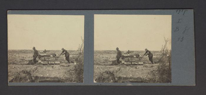 Stereobeeld Gustaaf Drossens,  Diksmuide: "Tranchée de la Carpe" - vervoer van gekwetste langs Decauville (1917)