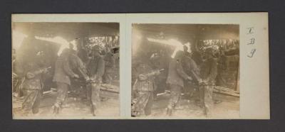 Stereobeeld Gustaaf Drossens, Nieuwpoort: onder het "stopsel" van 't kanon (juni 1918)