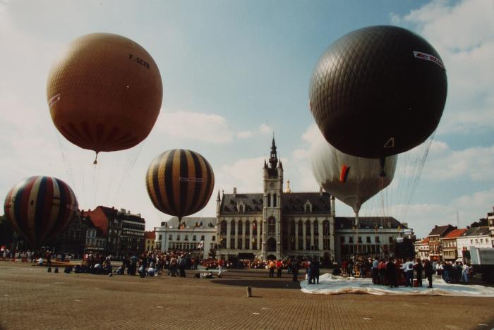 Vredesfeesten: gasballons klaar voor vertrek