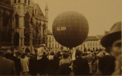 Gasballon voor de pui van het stadhuis van Sint-Niklaas